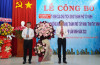Ông Lê Minh Thế - Bí thư Thành uỷ tặng hoa chúc mừng lãnh đạo phường Ninh Thạnh