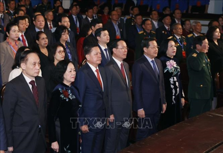 Chủ tịch nước Võ Văn Thưởng và các đại biểu thực hiện nghi lễ chào cờ (Ảnh: Thống Nhất/TTXVN)