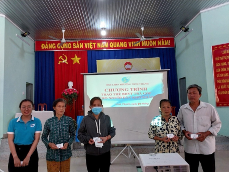 Trao thẻ Bảo hiểm y tế trả góp cho người dân có hoàn cảnh khó khăn trên địa bàn phường Ninh Thạnh