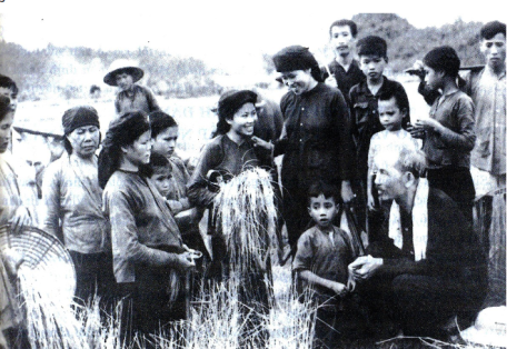 Chủ tịch Hồ Chí Minh trò chuyện cùng nông dân Hợp tác xã Hùng Sơn, huyện Đại Từ, tỉnh Thái Nguyên, năm 1954. Ảnh: TL