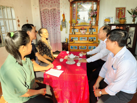 Lãnh đạo Thành phố đến thăm và tặng quà cho người có công, gia đình chính sách trên địa bàn phường Ninh Thạnh
