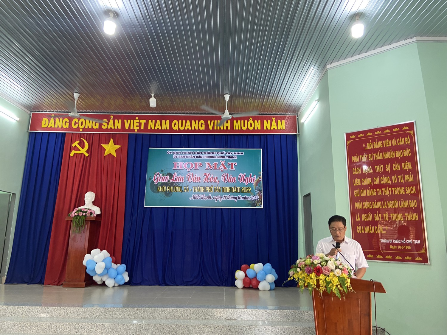 Ông Nguyễn Quang Vinh - Chủ tịch UBND phường Ninh Thạnh, đại diện khối trưởng -Khối thi đua phường,xã năm 2022 lên phát biểu khai mạc chương trình