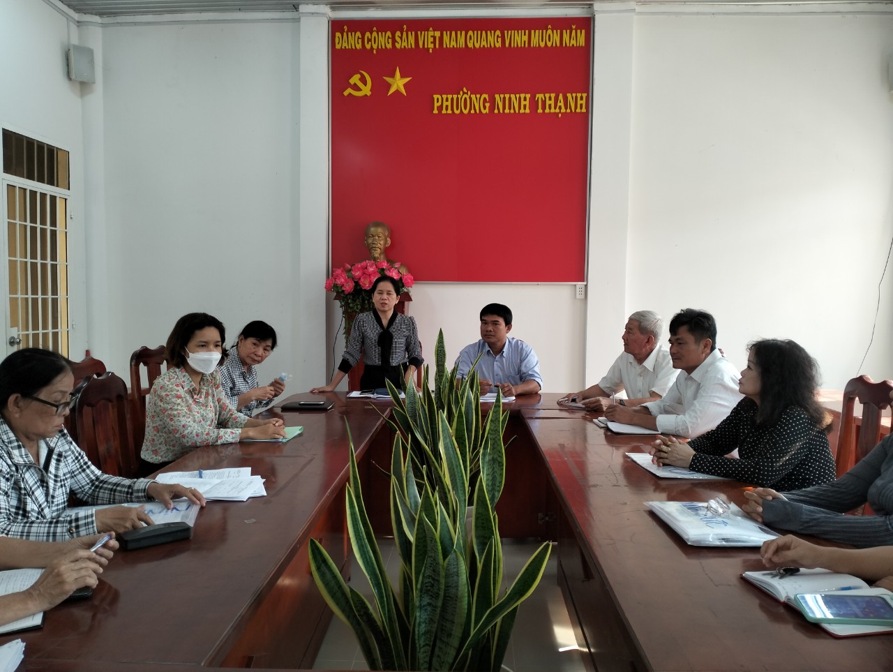 Kiểm tra, giám sát công tác thực hiện rà soát hộ nghèo theo chuẩn nghèo tỉnh năm 2023 tại phường Ninh Thạnh.