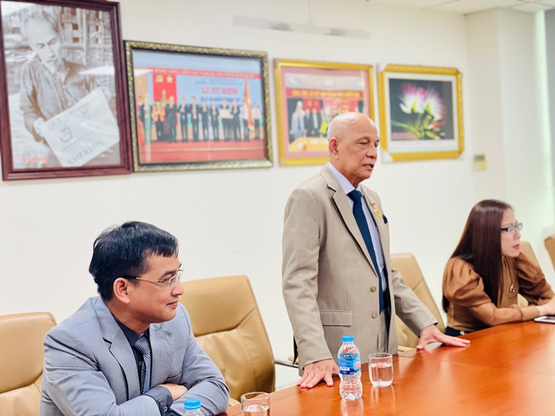 Ông Peter Hồng, Ủy viên Trung ương Mặt trận Tổ quốc Việt Nam, Phó Chủ tịch Thường trực kiêm Tổng thư ký Hiệp hội chia sẻ tại buổi gặp mặt.
