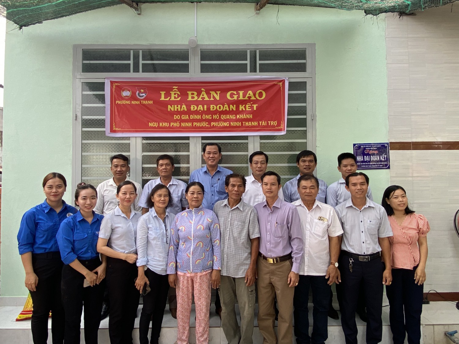 Ban chỉ đạo Quỹ "Vì người nghèo" phường Ninh Thạnh tổ chức Lễ bàn giao nhà “Đại Đoàn kết” cho hộ gia đình khó khăn.