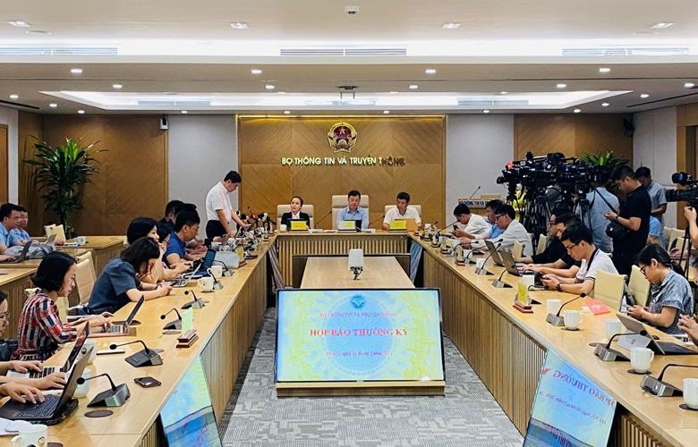 Bộ Thông tin và Truyền thông tổ chức họp báo thường kỳ ngày 5/5 tại Hà Nội. Ảnh: ĐT