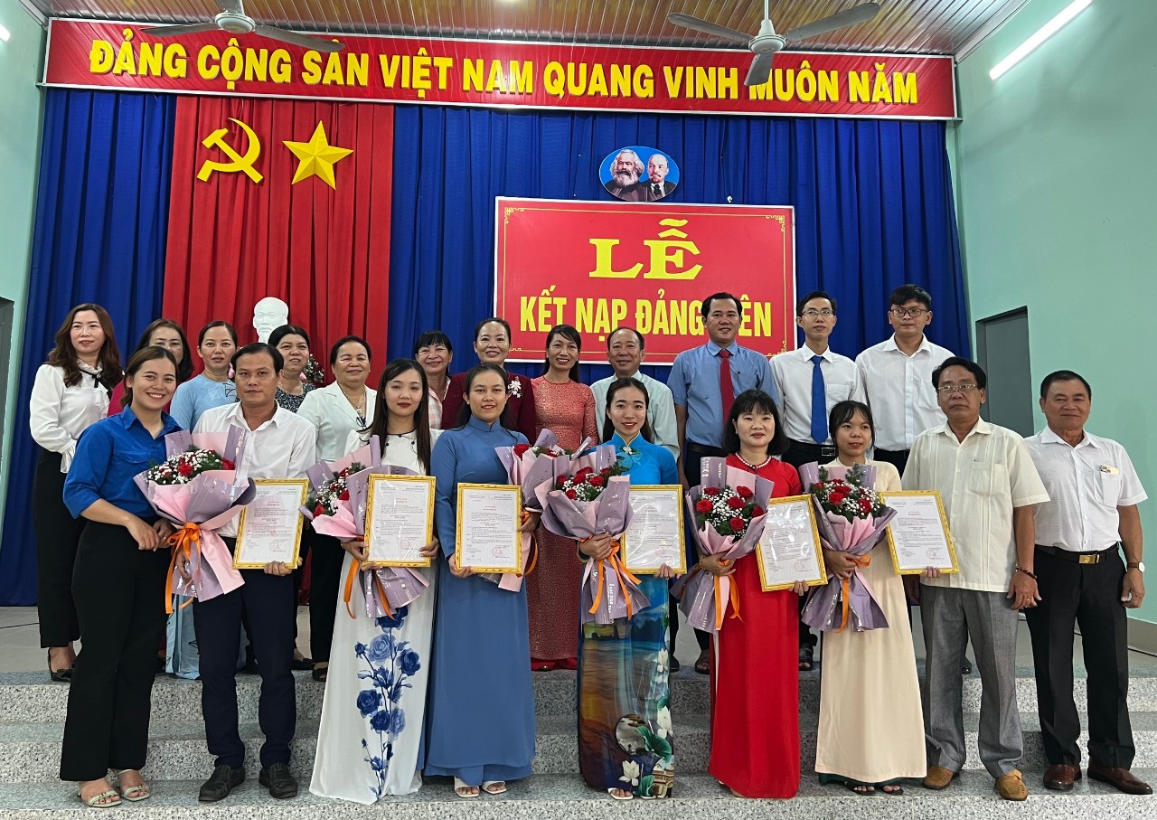 Đảng ủy phường Ninh Thạnh tổ chức lễ kết nạp đảng viên