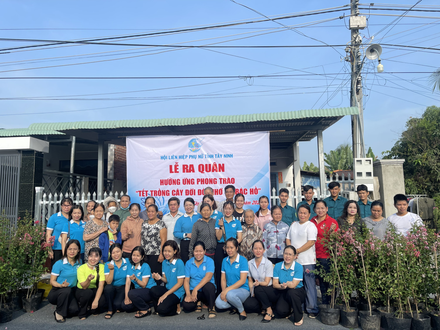 Hội LHPN tỉnh Tây Ninh tổ chức lễ ra quân hưởng ứng phong trào "Tết trồng cây đời đời nhớ ơn Bác Hồ" tại khu phố Ninh Hòa, phường Ninh Thạnh, thành phố Tây Ninh.