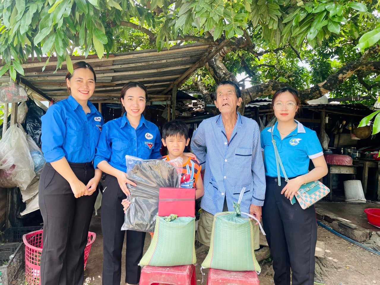 Đoàn Thanh niên - Hội đồng Đội phường phối hợp Hội LHPN phường Ninh Thạnh tổ chức thăm và tặng quà thiếu nhi có hoàn cảnh khó khăn trên địa bàn phường.