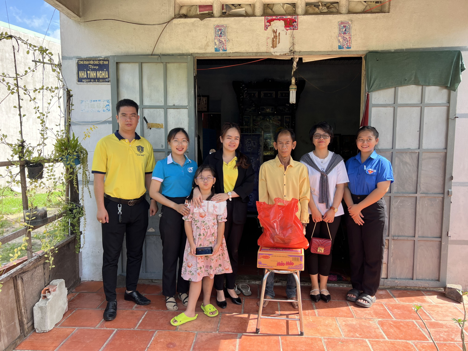 Tổ chức thăm hỏi và tặng quà gia đình chính sách, người có công trên địa bàn phường Ninh Thạnh.