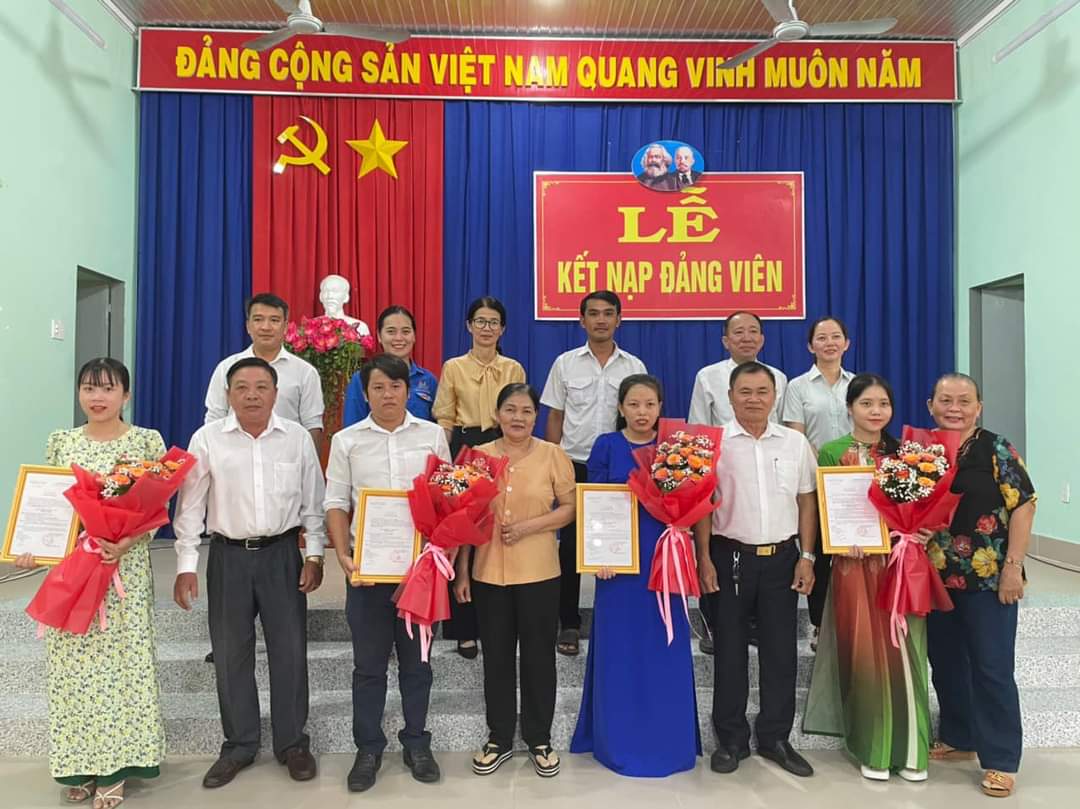 Lãnh đạo Thành ủy chụp ảnh lưu niệm cùng Đảng ủy phường, chi bộ và 4 đồng chí Đảng viên mới kết nạp