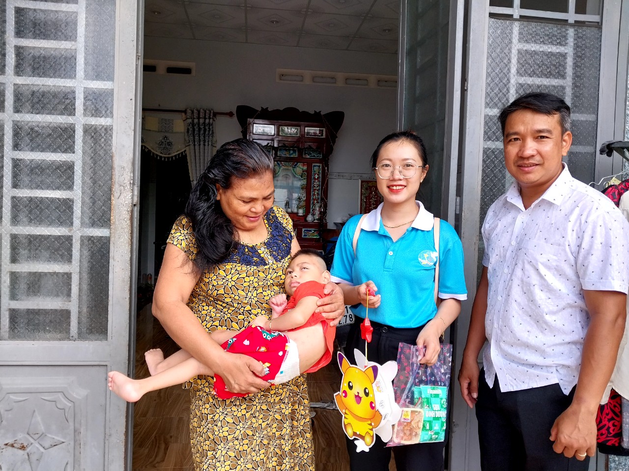 Trao quà cho các em khuyết tật  trên địa bàn phường Ninh Thạnh nhân dịp Tết Trung thu năm 2023.