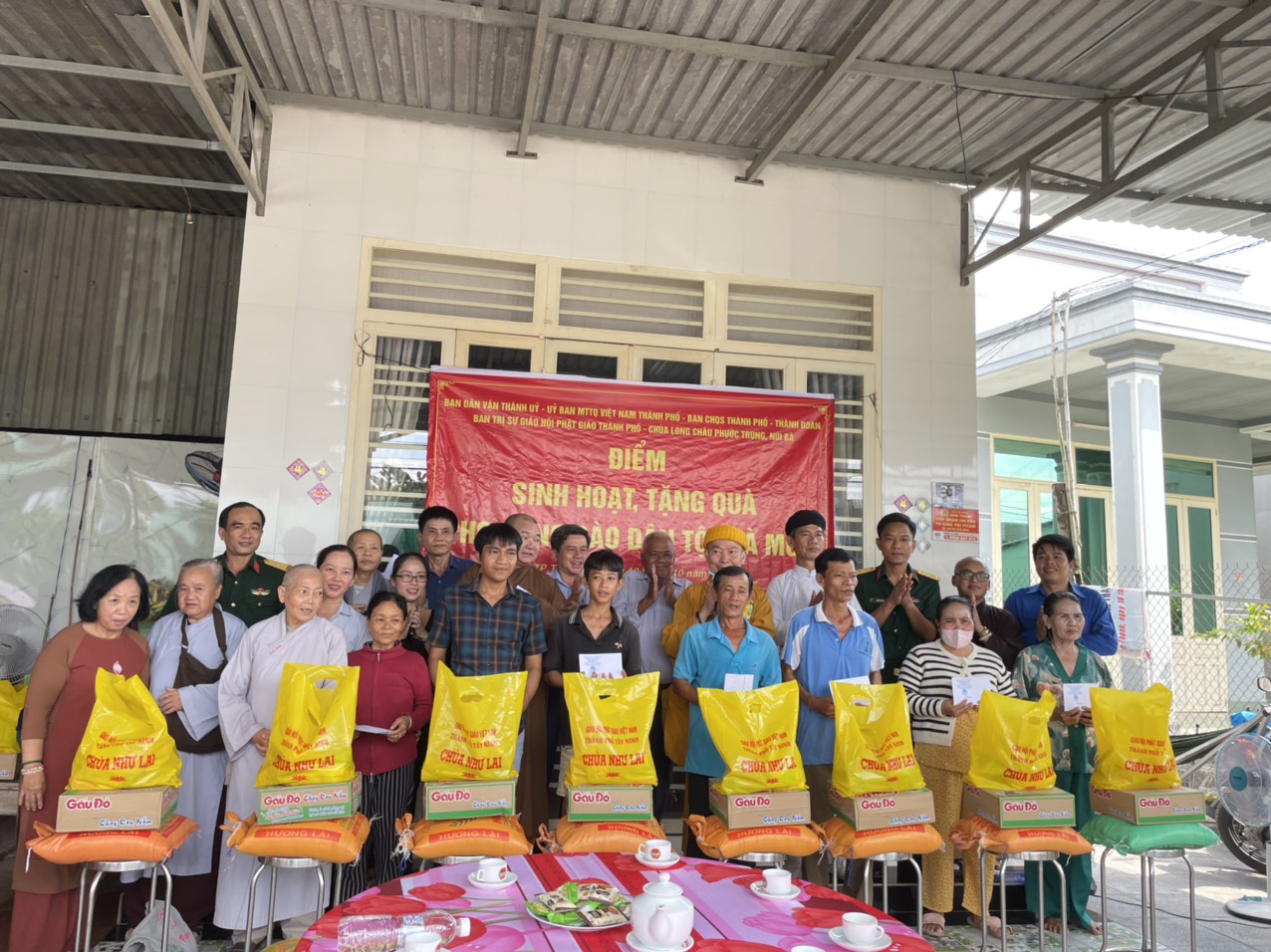 Ban Dân vận - UB.MTTQVN - Ban CHQS - Thành Đoàn Tây Ninh tổ chức trao tặng quà cho đồng bào Tà Mun trên địa bàn phường