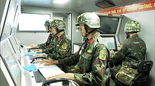 Các trắc thủ huấn luyện trên xe tác chiến điện tử - Ảnh: báo Cựu Chiến binh Việt Nam/Trần Thông