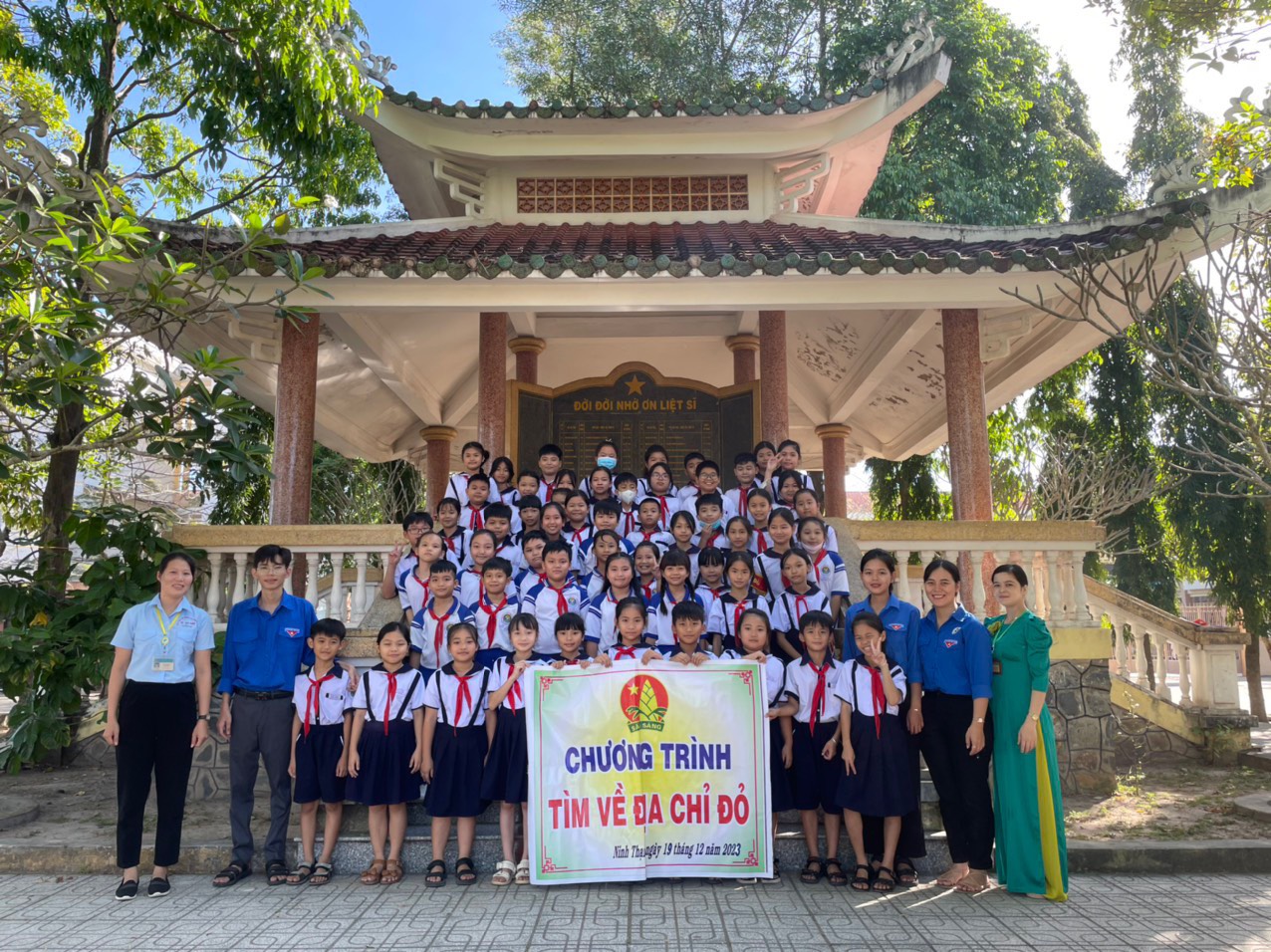 Hội đồng Đội phường Ninh Thạnh phối hợp với Liên Đội trường Tiểu học Duy Tân tổ chức hoạt động Đền ơn đáp nghĩa với chương trình “Tìm về địa chỉ đỏ”