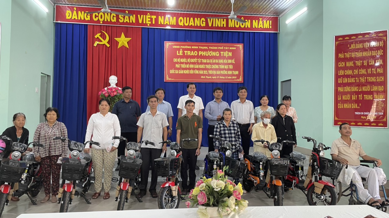 Trao tặng phương tiện sinh kế cho hộ nghèo, hộ khuyết tật trên địa bàn phường Ninh Thạnh năm 2023.