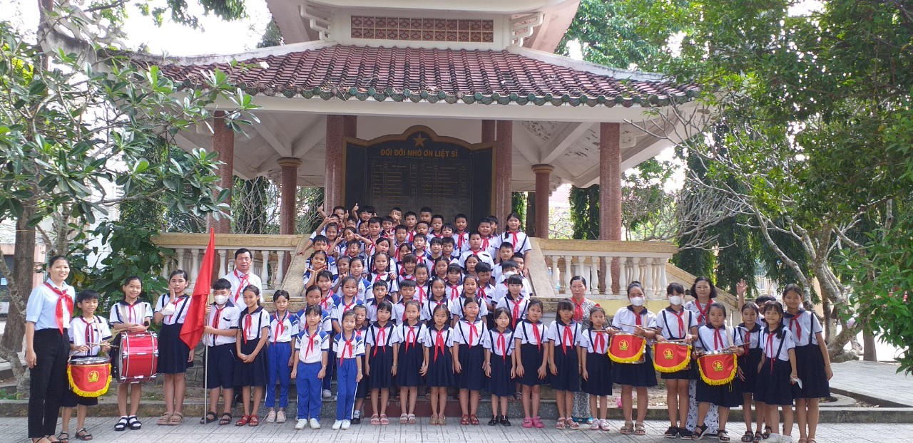 Liên đội trường Tiểu học Duy Tân tổ chức Lễ kết nạp Đội viên mới cho các bạn học sinh