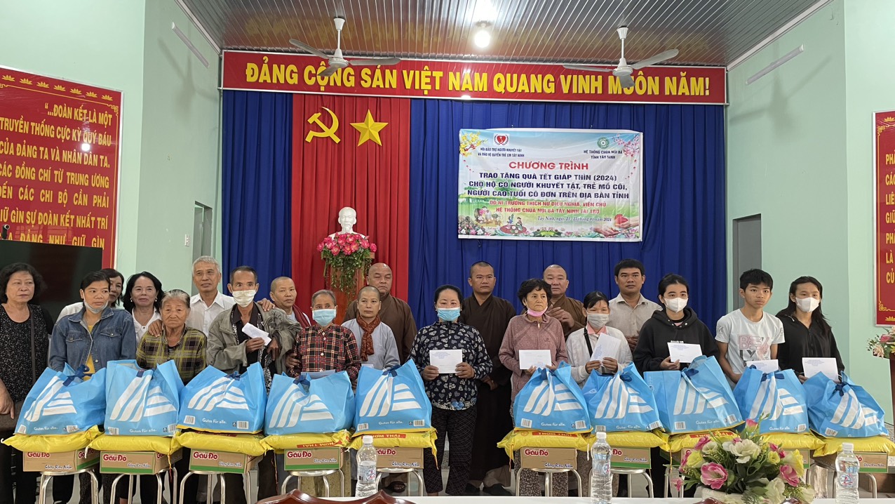 Trao quà Tết cho người khuyết tật, trẻ em mồ côi, trẻ em có hoàn cảnh đặc biệt trên địa bàn phường Ninh Thạnh nhân dịp Tết Nguyên Đán 2024.