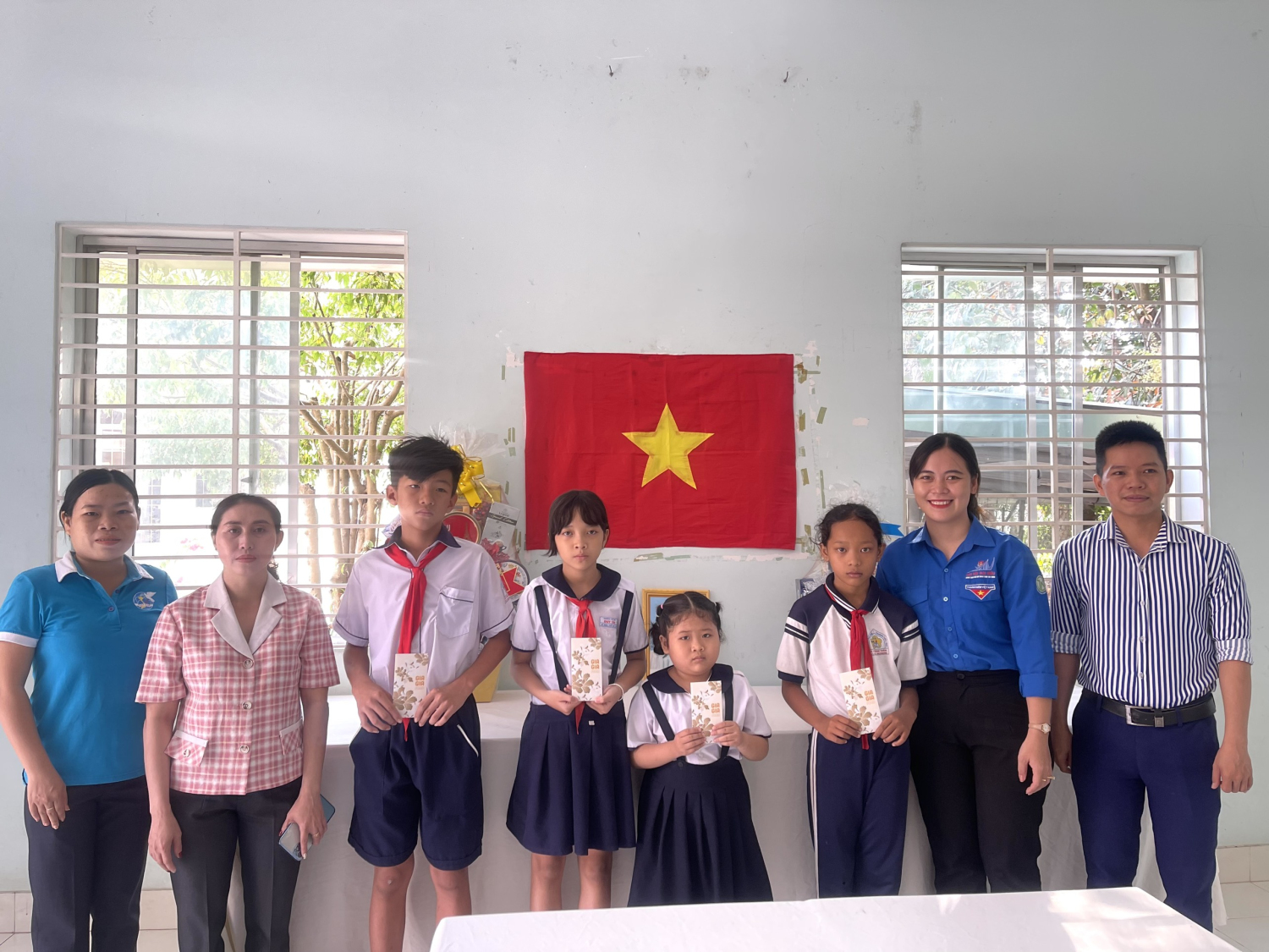 Tổ chức trao học bổng cho các em học sinh khó khăn trên địa bàn phường.