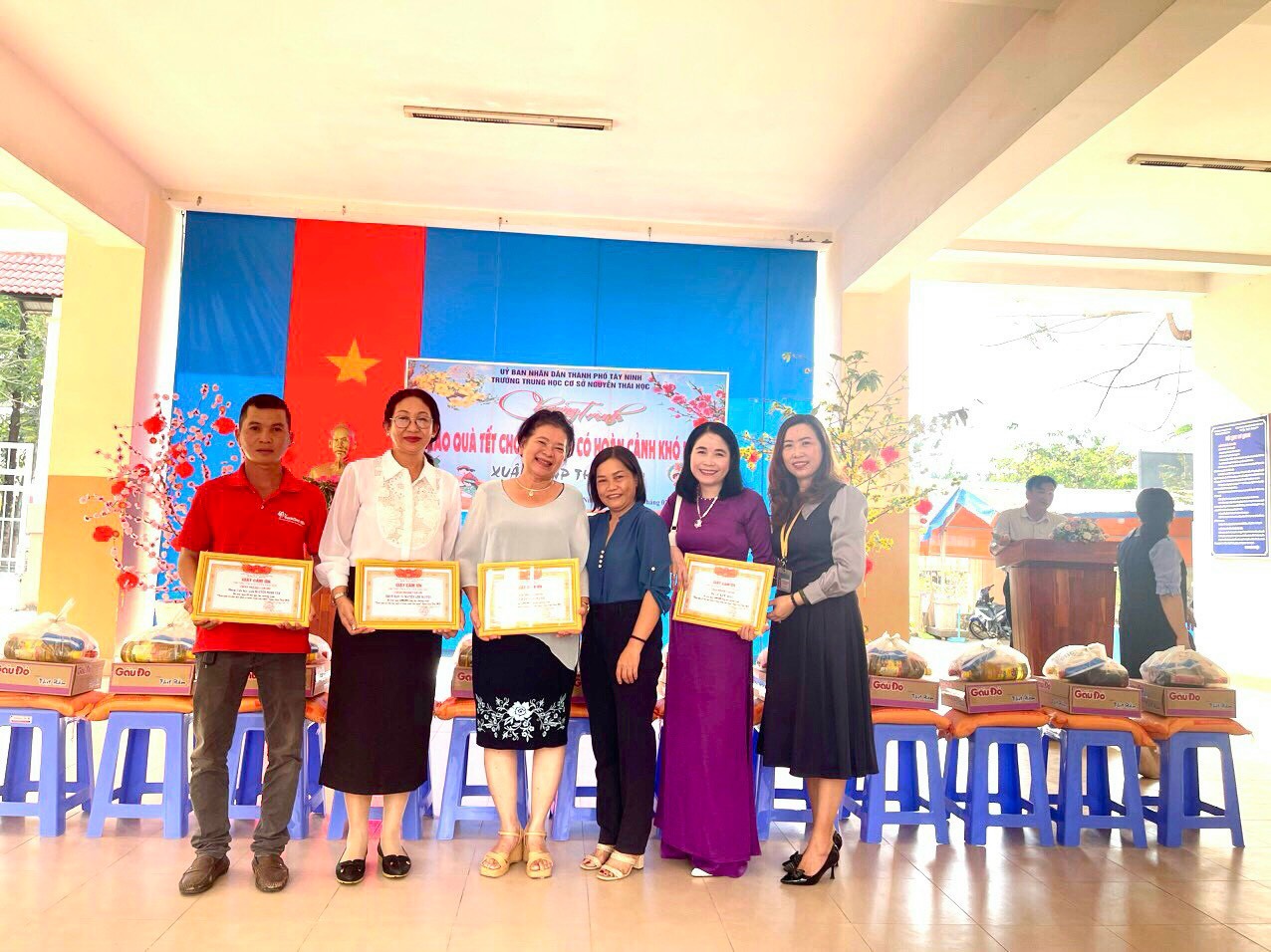 Liên Đội trường THCS Nguyễn Thái Học, phường Ninh Thạnh tổ chức chương trình trao quà Tết cho học sinh có hoàn cảnh khó khăn.
