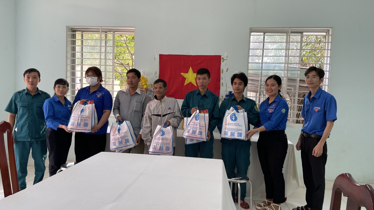 Chi đoàn Bảo hiểm xã hội tỉnh Tây Ninh tặng quà cho hộ dân và đoàn viên có hoàn cảnh khó khăn trên địa bàn phường Ninh Thạnh