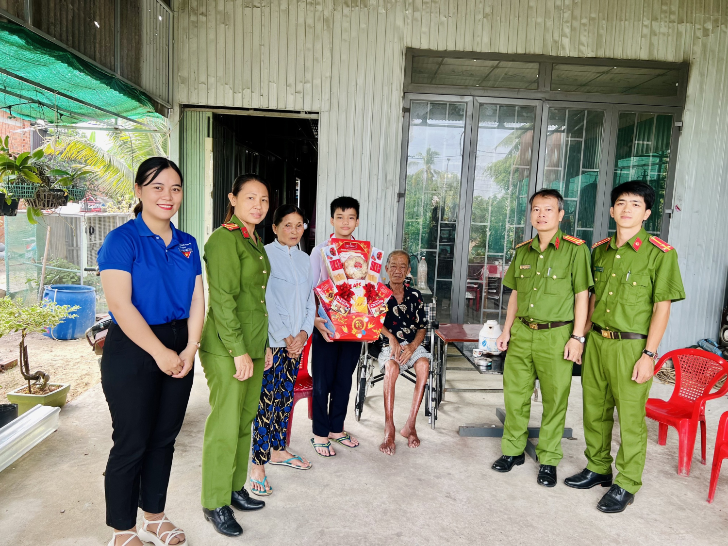 Chi đoàn - Hội phụ nữ Phòng kĩ thuật hình sự Công an Tây Ninh  thăm và tặng quà cho trẻ em có hoàn cảnh khó khăn tại phường Ninh Thạnh