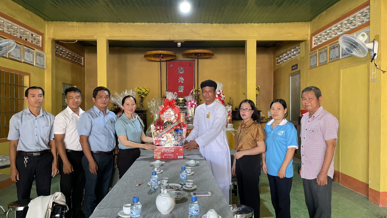 Lãnh đạo phường Ninh Thạnh thăm các cơ sở Tôn giáo và mừng thọ các cụ tròn 90 tuổi trên địa bàn phường