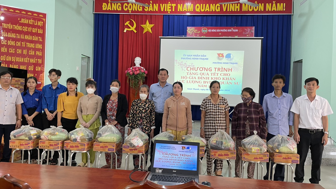 UBND Ninh Thạnh tổ chức trao quà cho hộ dân khó khăn và lực lượng Bảo vệ dân phố - Quân sự trên địa bàn phường