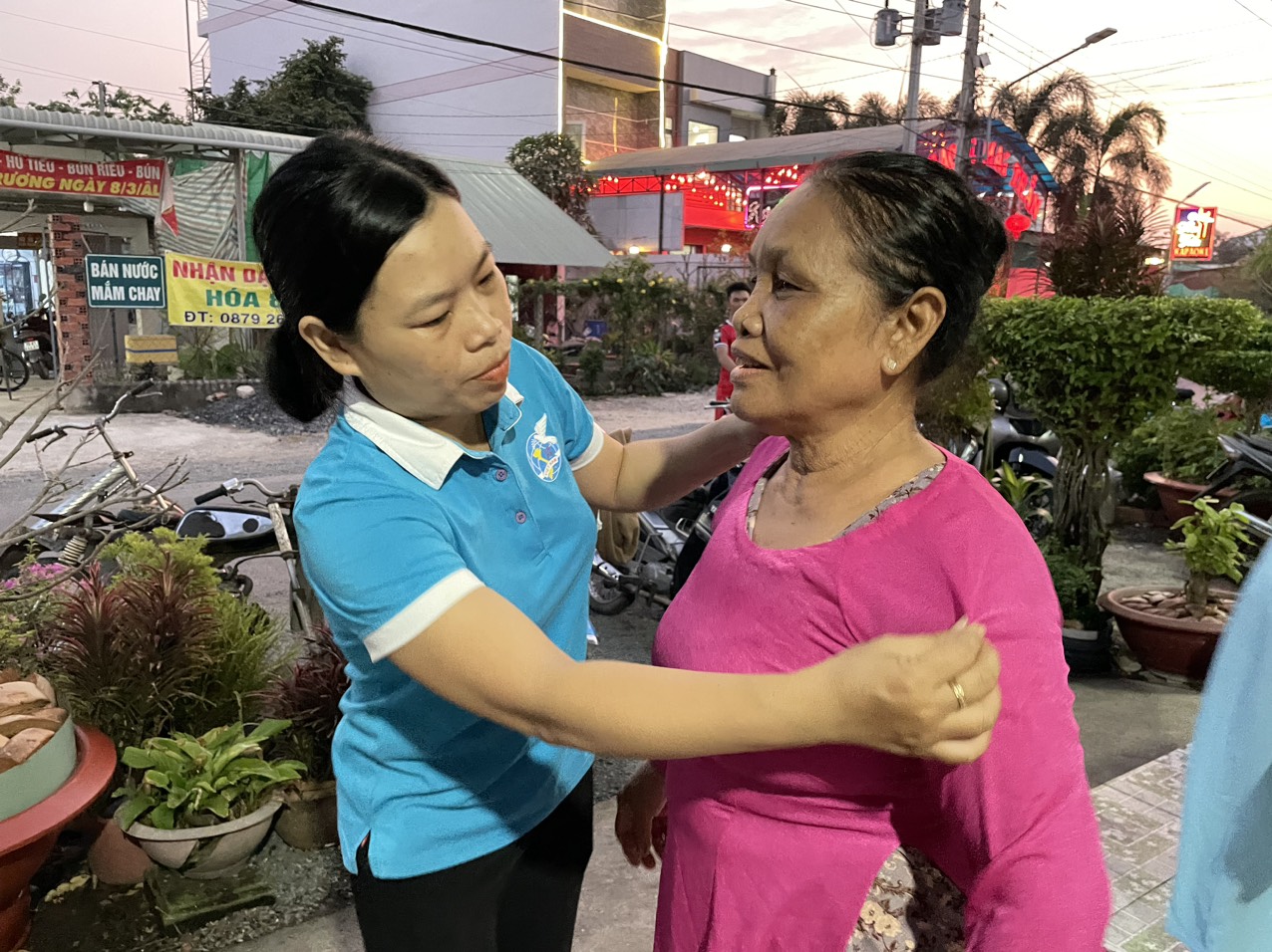 Hội LHPN phường Ninh Thạnh tổ chức “ Gian hàng áo dài 0 đồng” tại đồng bào người Tà Mun