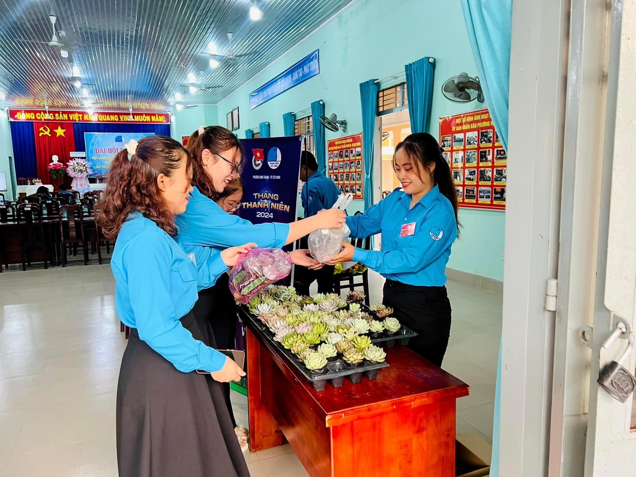 Đoàn Thanh niên - Uỷ ban Hội phường Ninh Thạnh tổ chức Chương trình “Đổi chai lấy cây xanh”