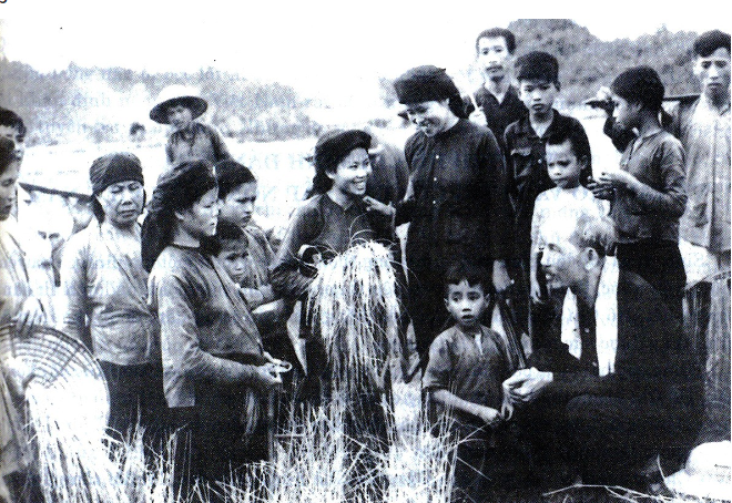 Chủ tịch Hồ Chí Minh trò chuyện cùng nông dân Hợp tác xã Hùng Sơn, huyện Đại Từ, tỉnh Thái Nguyên, năm 1954. Ảnh: TL
