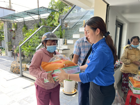 Trao quà cho hộ gia đình khó khăn và nạn nhân chất độc da cam/dioxin trên địa bàn phường Ninh Thạnh.