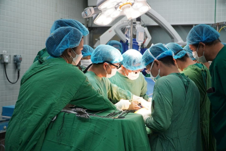 Các bác sĩ thực hiện phẫu thuật cho bệnh nhân