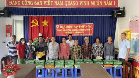 Ban quản lý khu phố Ninh Lợi phối hợp với Hội chữ Thập Đỏ Phường Ninh Thạnh tổ chức phát quà cho hộ dân có hoàn cảnh khó khăn