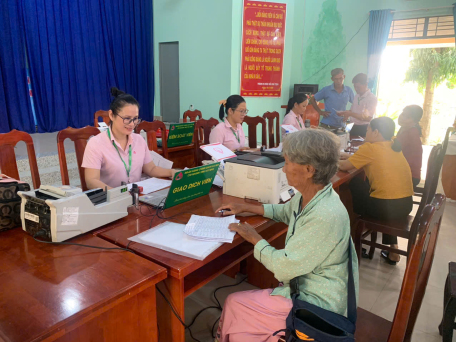 Ngân hàng Chính sách xã hội (TP Tây Ninh) giải ngâncho các hộ vay trên địa bàn phường Ninh Thạnh