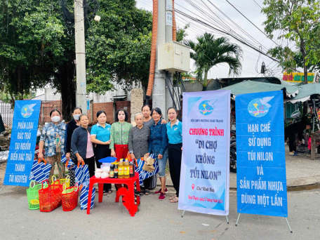 Hội Liên hiệp Phụ nữ phường Ninh Thạnh tiếp tục duy trì mô hình “Tổ phụ nữ sống xanh” hưởng ứng phong trào đi chợ không túi nilon