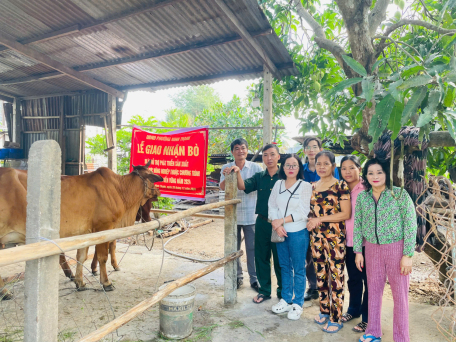 Trao bò cho người dân tham gia dự án hỗ trợ phát triển sản xuất trong lĩnh vực nông nghiệp thuộc chương trình mục tiêu quốc gia giảm nghèo bền vững năm 2024.