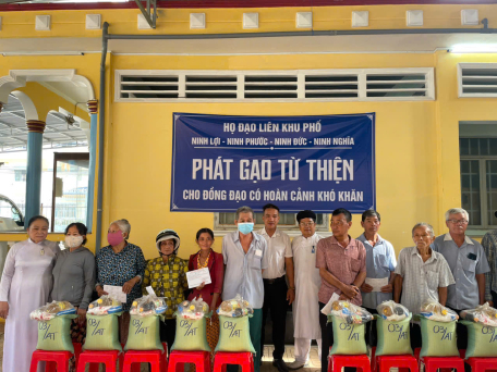 Trao 100 quà cho hộ gia đình có hoàn cảnh khó khăn trên địa bàn phường Ninh Thạnh