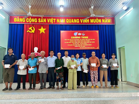 Phường Ninh Thạnh: Trao tặng quà cho hộ cận nghèo, hộ nghèo tỉnh nhân kỷ niệm 50 năm giải phóng miền Nam, thống nhất đất nước