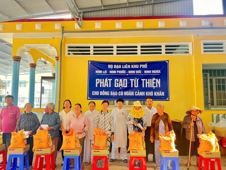 Trao 90 phần quà cho hộ gia đình có hoàn cảnh khó khăn trên địa bàn phường Ninh Thạnh