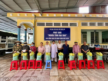 Trao quà “Nghĩa tình Đại Đạo” cho người dân có hoàn cảnh khó khăn.