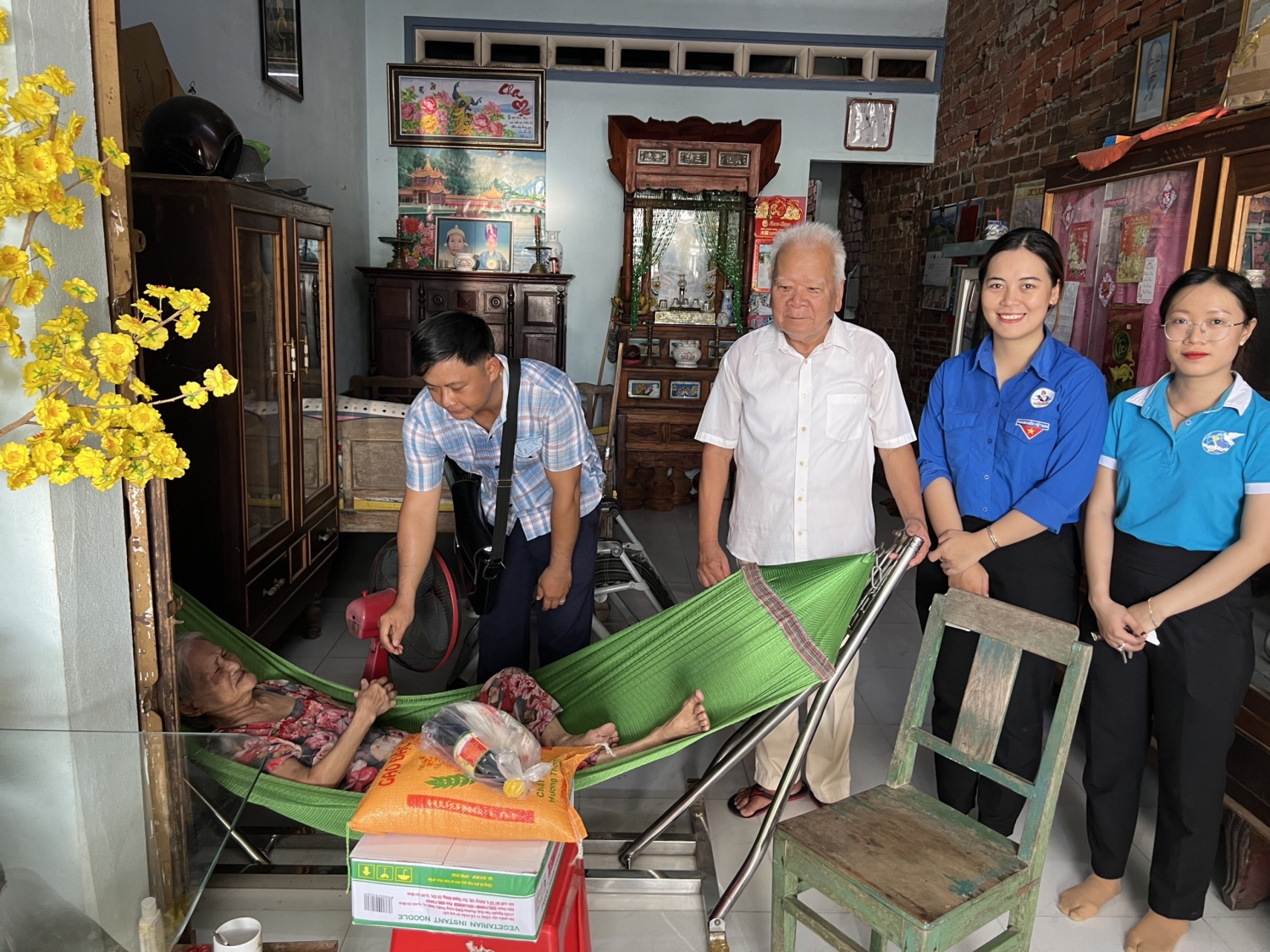 Thăm hỏi gia đình bà Bùi Thị Tuyết  nạn nhân chất độc da cam/dioxin thuộc đối tượng kháng chiến của phường Ninh Thạnh