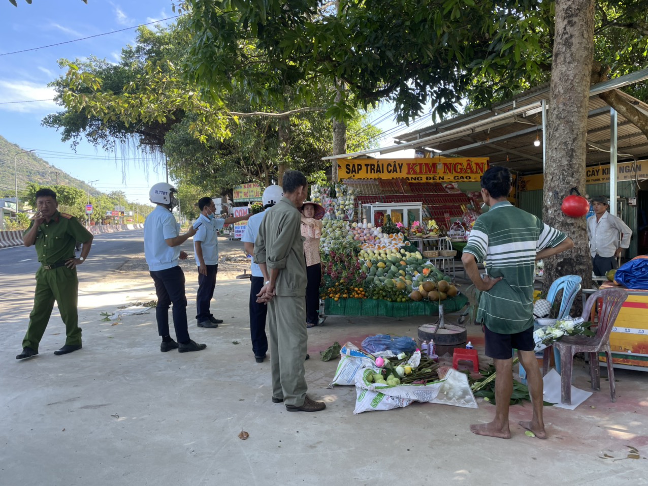 Phường Ninh Thạnh: Ra quân nhắc nhở tình trạng kinh doanh, mua bán lấn chiếm lòng lề đường, hành lang an toàn giao thông đường bộ trên tuyến đường Bời Lời