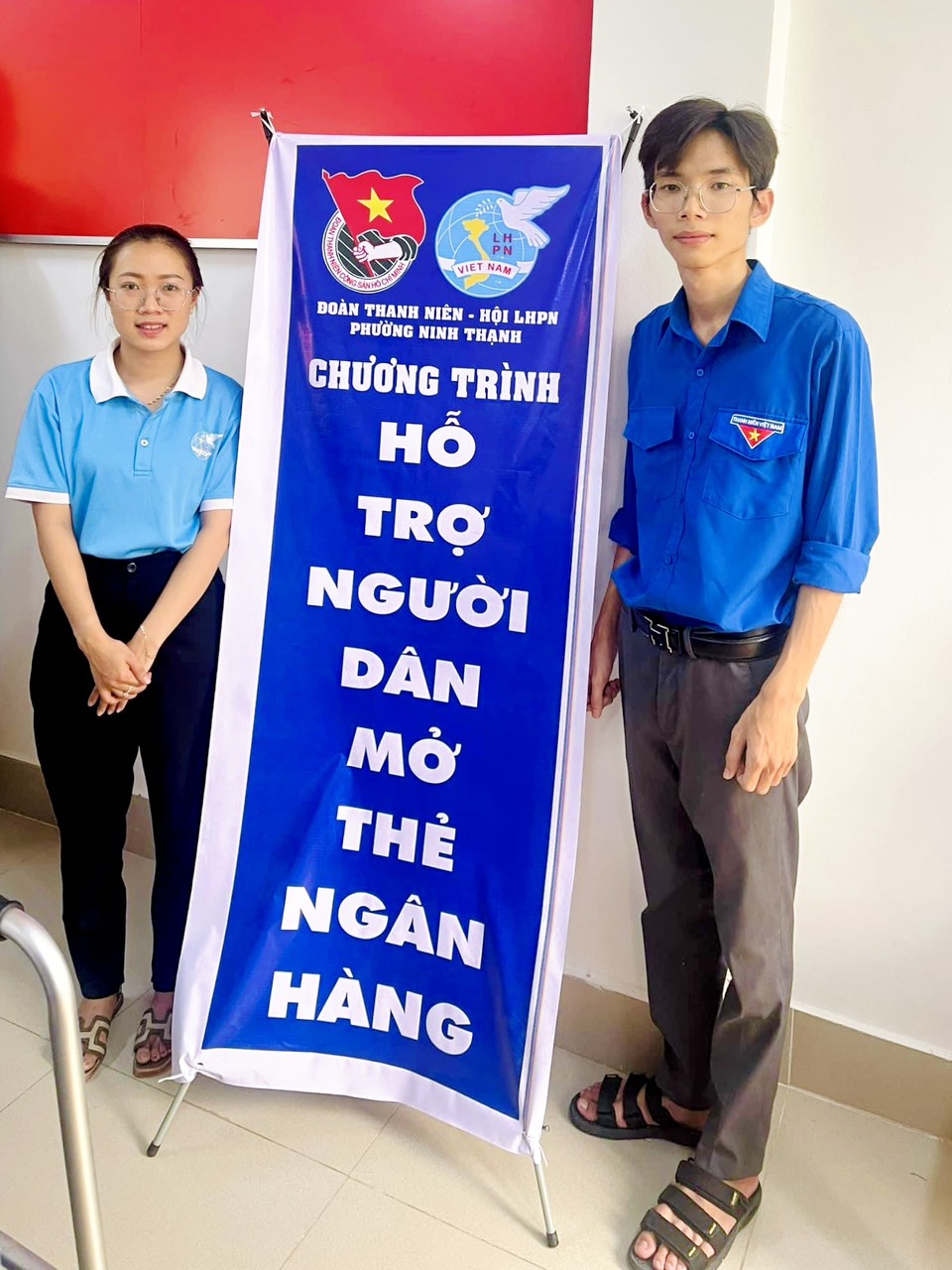 HOẠT ĐỘNG HỖ TRỢ NGƯỜI DÂN MỞ THẺ NGÂN HÀNG VÀ HƯỚNG DẪN DỊCH VỤ CÔNG TRỰC TUYẾN