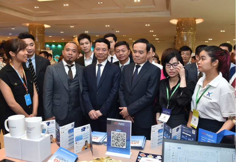 Phó Thủ tướng Trần Lưu Quang tham quan triển lãm khi dự Diễn đàn Cấp cao Chuyển đổi số Việt Nam-châu Á 2024 - Ảnh: VGP/Hải Minh