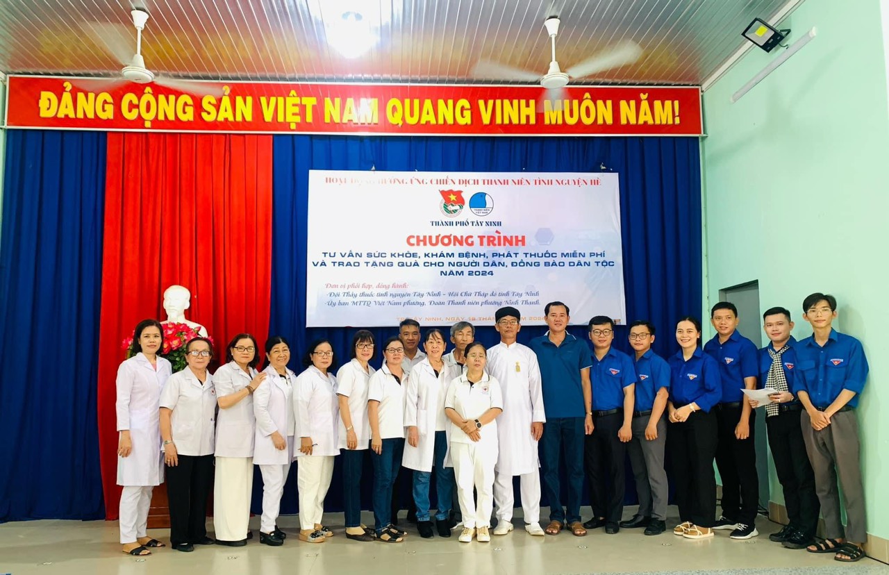 Thành phố Tây Ninh tổ chức khám bệnh, tặng quà cho người dân có hoàn cảnh khó khăn ở phường Ninh Thạnh