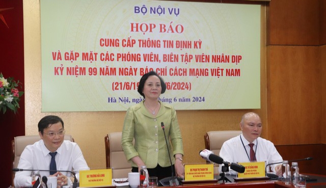 Bộ trưởng Bộ Nội vụ Phạm Thị Thanh Trà trao đổi tại cuộc họp cung cấp thông tin, chiều 20/6 - Ảnh: VGP/LS