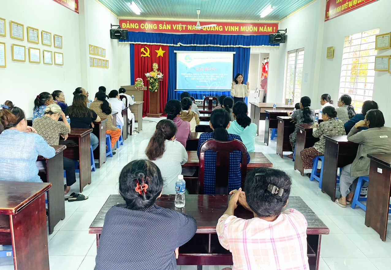 Tập huấn triển khai nhiệm vụ phòng chống xâm hại trẻ em cho cán bộ, hội viên phụ nữ trên địa bàn phường Ninh Thạnh năm 2024