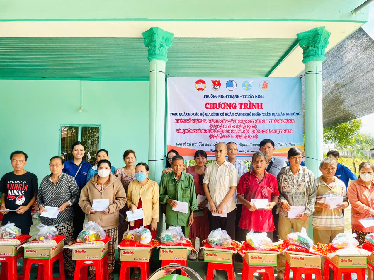 Phường Ninh Thạnh : Tổ chức Chương trình “ Trao quà cho các hộ gia đình khó khăn trên địa bàn phường”