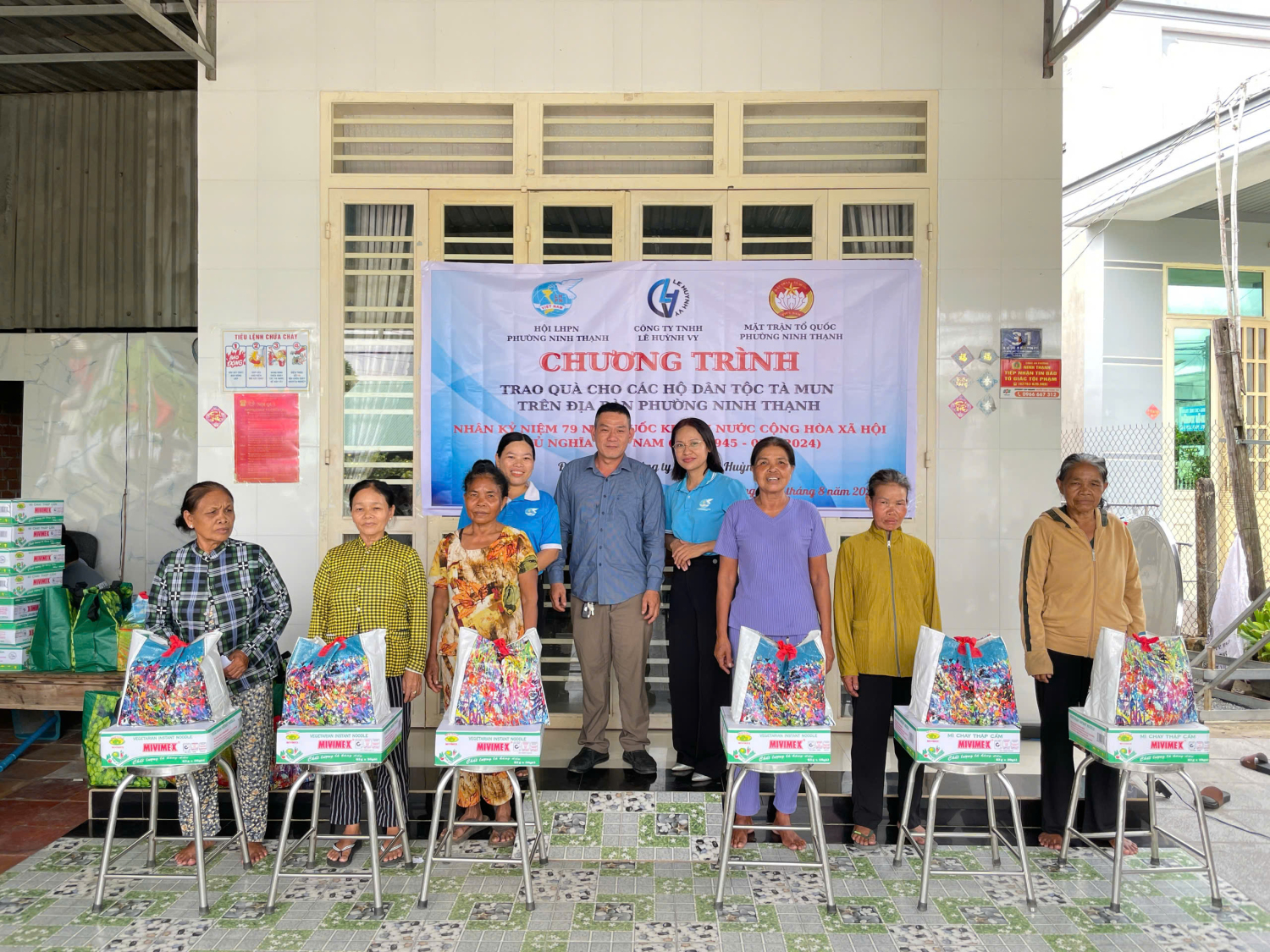 Tổ chức trao quà cho các hộ đồng bào  Tà Mun, trẻ em có hoàn cảnh khó khăn trên địa bàn phường Ninh Thạnh.